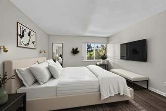 711 N Pine Island Rd, Unit 319 in Plantation, FL - Foto de edificio - Building Photo