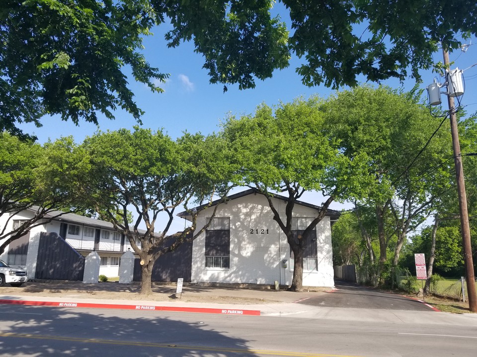 Luau Apartments in Dallas, TX - Foto de edificio