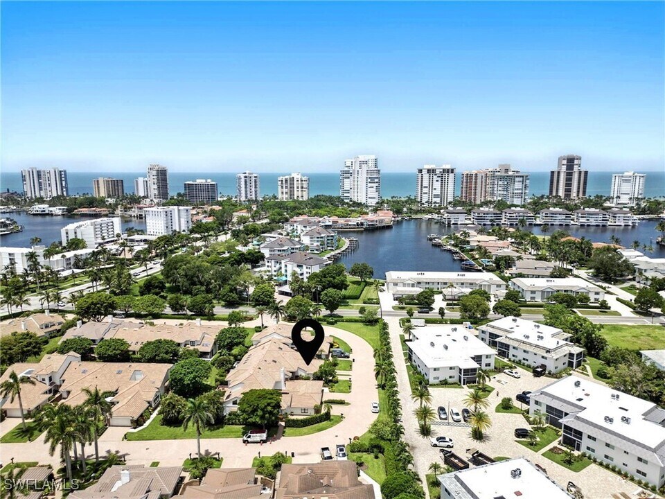 4028 Crayton Rd in Naples, FL - Building Photo