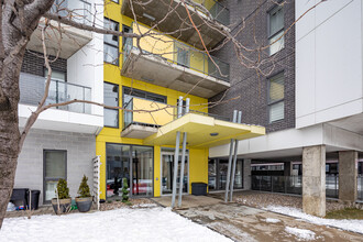 2445 Manella in Mt Royal, QC - Building Photo - Building Photo