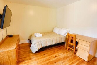 74 Ford Ave, Unit Upstairs unit in Oneonta, NY - Building Photo - Building Photo