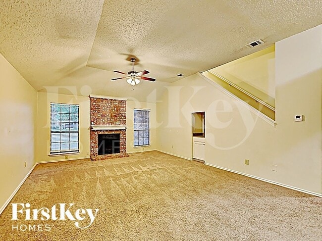 811 W Lynn Creek Dr in Arlington, TX - Building Photo - Building Photo