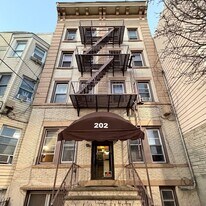 202 28th St in Union City, NJ - Building Photo
