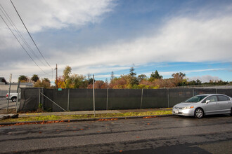 Roosevelt Park Apartments in San Jose, CA - Foto de edificio - Building Photo