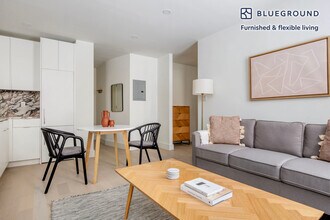 300 W 21st St in New York, NY - Building Photo - Building Photo
