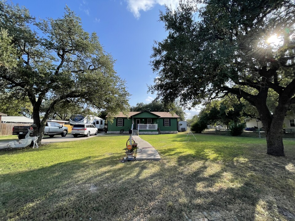 113 W Welder St in Sinton, TX - Foto de edificio