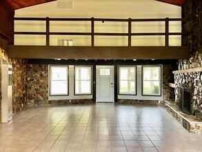 1047 Oak Dr in Altoona, WI - Building Photo - Building Photo