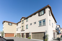 First and Pacific Townhomes in Santa Ana, CA - Foto de edificio - Building Photo