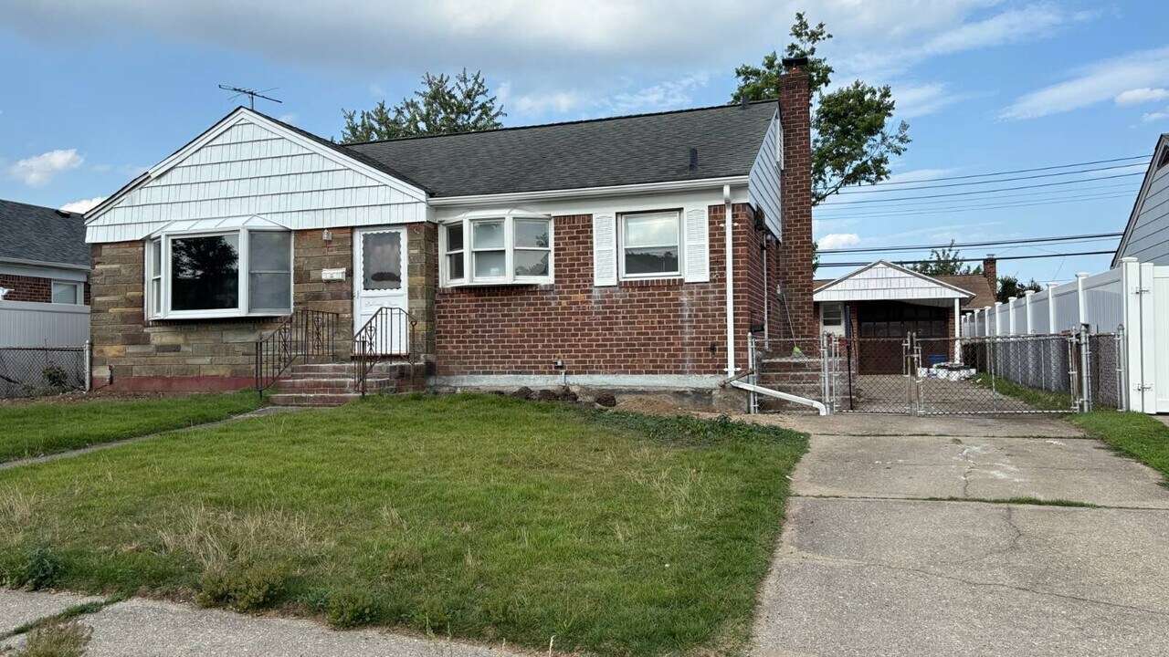 74 Bette Rd in East Meadow, NY - Building Photo
