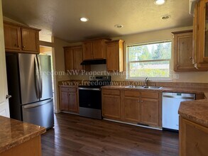 1411 SE Fireweed Rd in Shelton, WA - Building Photo - Building Photo