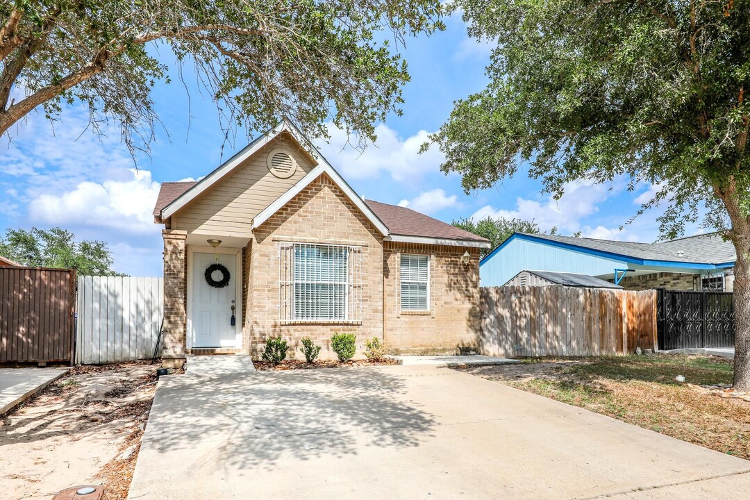 10216 Union Pacific Blvd in Laredo, TX - Building Photo