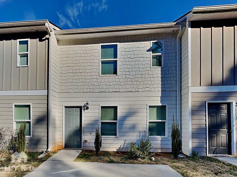 1832 Carrington Dr in Griffin, GA - Foto de edificio