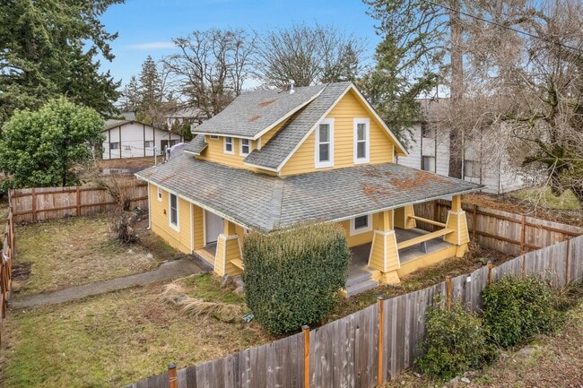 property at 10818 Lakeview Ave SW
