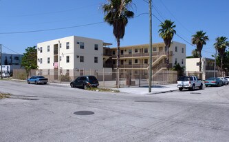 Arena Garden Apartments in Miami, FL - Building Photo