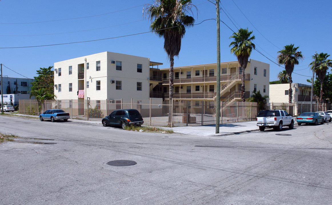 Arena Garden Apartments in Miami, FL - Building Photo
