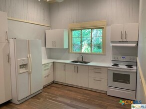 612 W Hopkins St in San Marcos, TX - Building Photo - Building Photo