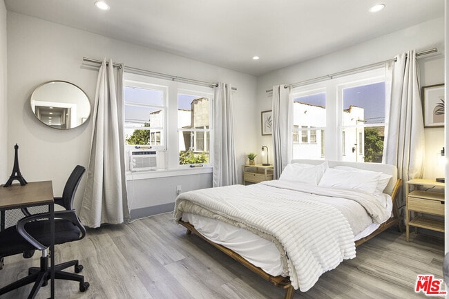 property at 1559 1/2 S Harvard Blvd