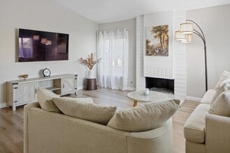 25435 Via Pacifica in Santa Clarita, CA - Foto de edificio - Building Photo