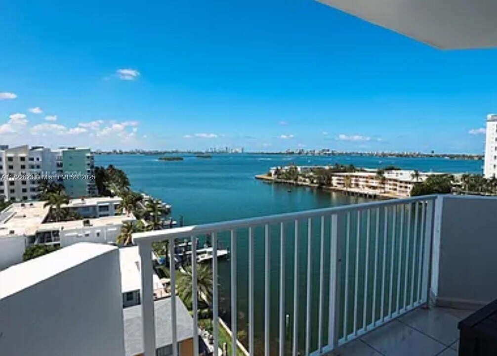 7933 West Dr, Unit 1025 in North Bay Village, FL - Foto de edificio