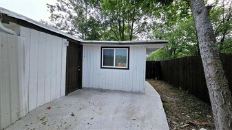 101 S Lockhart St #C C in Manor, TX - Building Photo
