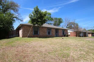 3211 S Donnybrook Ave in Tyler, TX - Building Photo