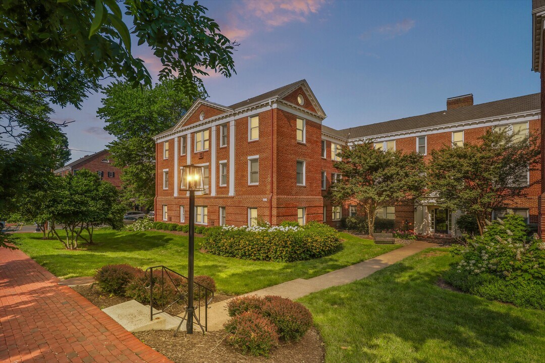 906 S Washington St in Alexandria, VA - Foto de edificio
