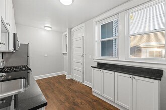 2520 W Belle Plaine Ave in Chicago, IL - Foto de edificio - Building Photo