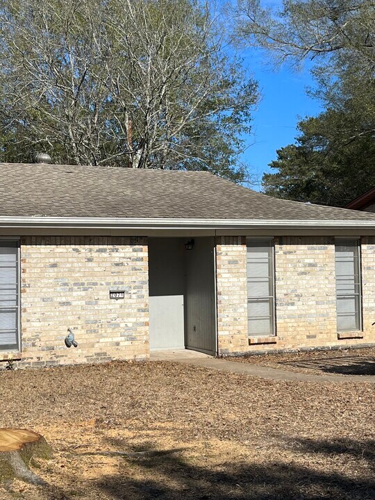 207 Daisy St in White Oak, TX - Building Photo