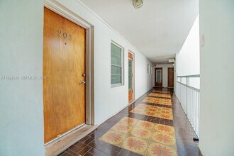 1075 93rd St in Bay Harbor Islands, FL - Building Photo - Building Photo