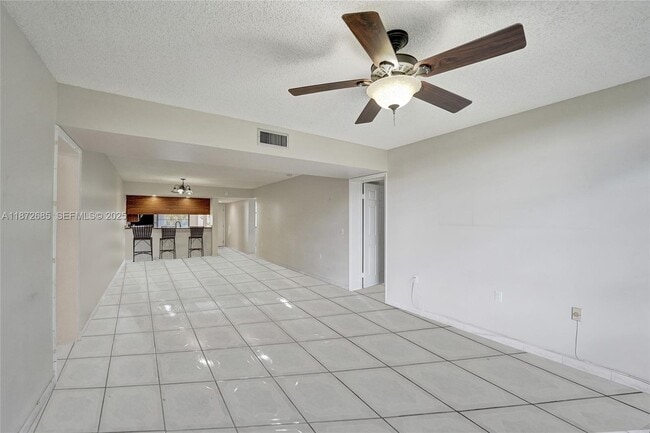 1502 Whitehall Dr in Davie, FL - Building Photo - Building Photo