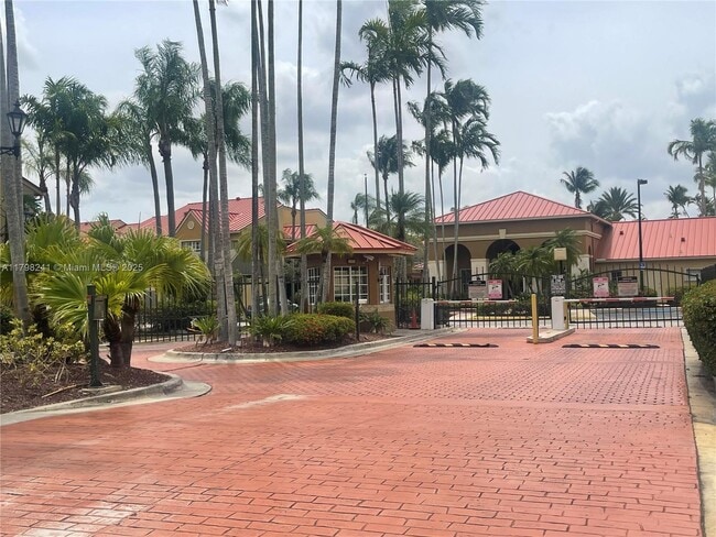 18310 NW 68th Ave in Hialeah, FL - Building Photo - Building Photo