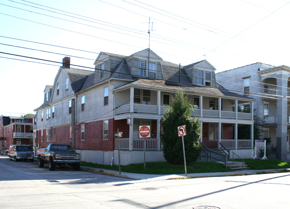 1100 W King St in York, PA - Building Photo