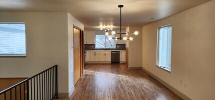 1008 SE Sherrett St in Portland, OR - Building Photo - Building Photo