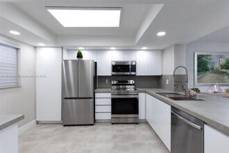 16171 Blatt Blvd in Weston, FL - Foto de edificio - Building Photo