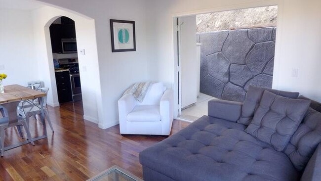 11060 Fruitland Dr in Studio City, CA - Foto de edificio - Building Photo