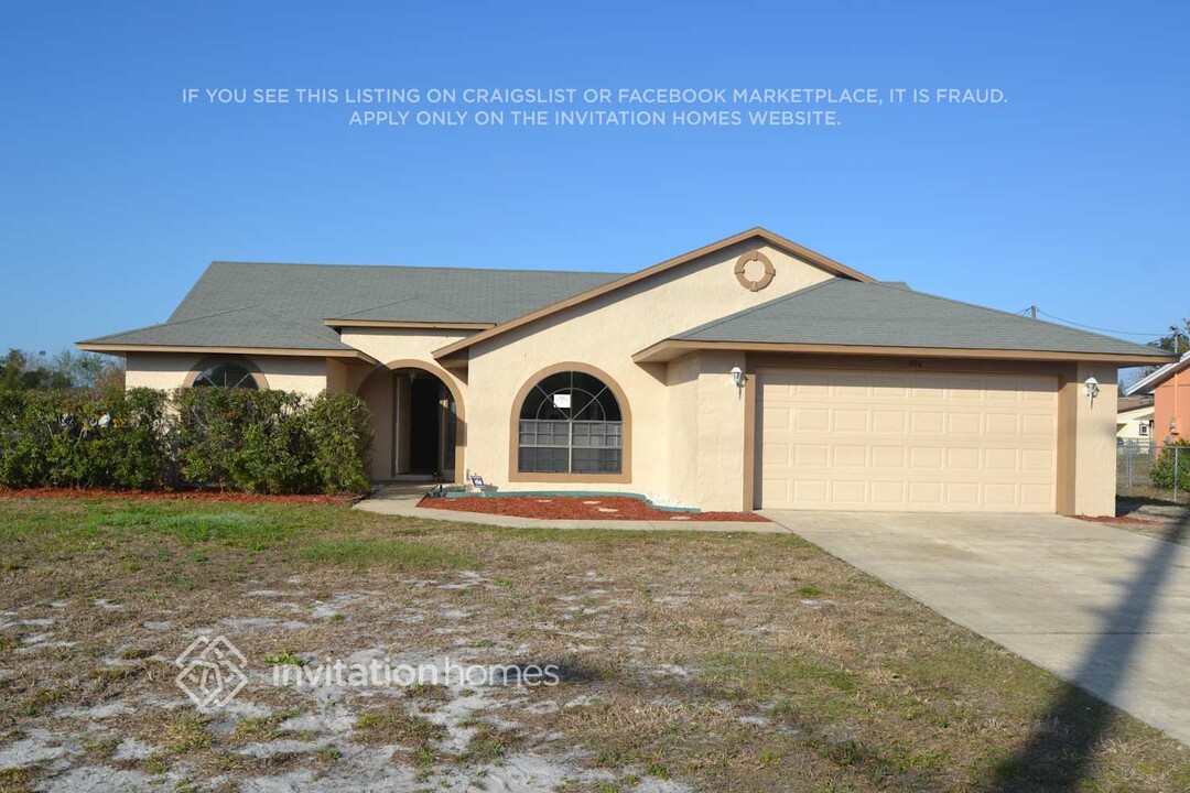 994 Shenandoah Ave in Deltona, FL - Building Photo