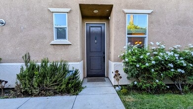 7600 N Courage Way in Van Nuys, CA - Foto de edificio - Building Photo