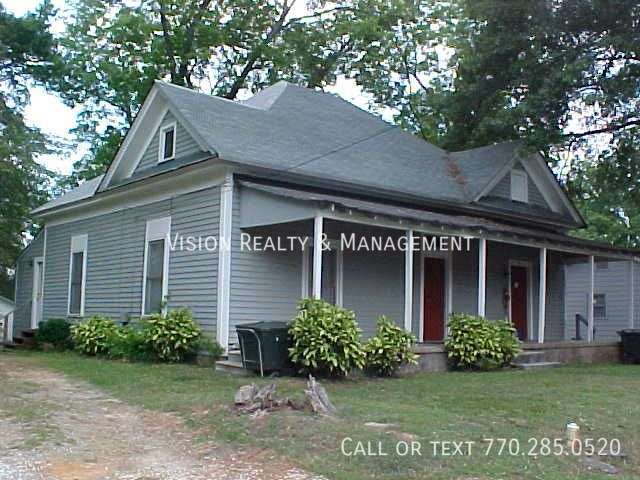 112 Peachtree St in Carrollton, GA - Building Photo