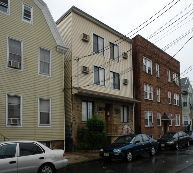 97 Barbara St in Newark, NJ - Foto de edificio - Building Photo