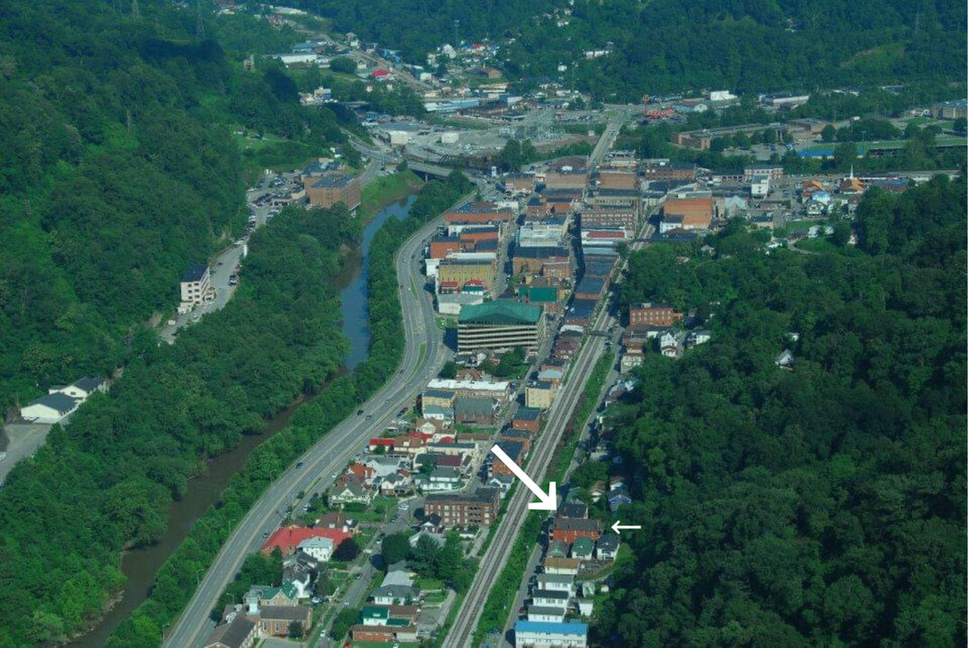 103 Pine St in Logan, WV - Building Photo