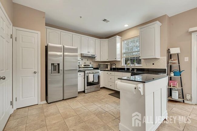 111 Blossom Cir in Dayton, NJ - Building Photo - Building Photo