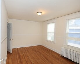 146 Division St, Unit 1st FL in Ansonia, CT - Foto de edificio - Building Photo