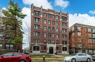 5616 Pershing Ave in St. Louis, MO - Building Photo