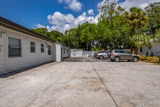 Regency Villas in St. Petersburg, FL - Building Photo - Building Photo