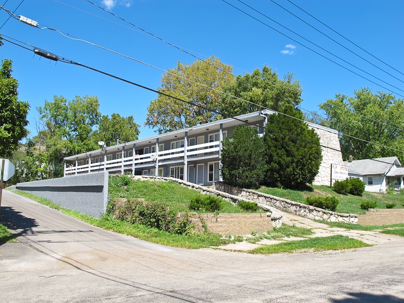 Flagstone Apartments in Cedar Rapids, IA - Building Photo