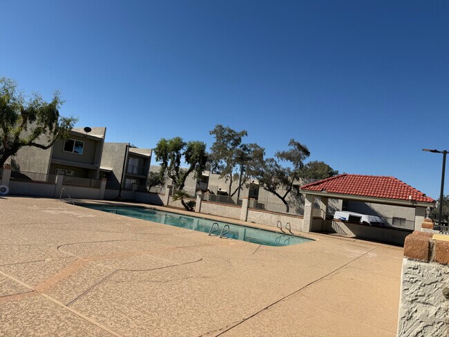 2833 E Le Marche Ave, Unit Apt 201 in Phoenix, AZ - Foto de edificio - Building Photo