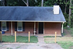 475 Holly Ridge Dr NW in Lilburn, GA - Building Photo