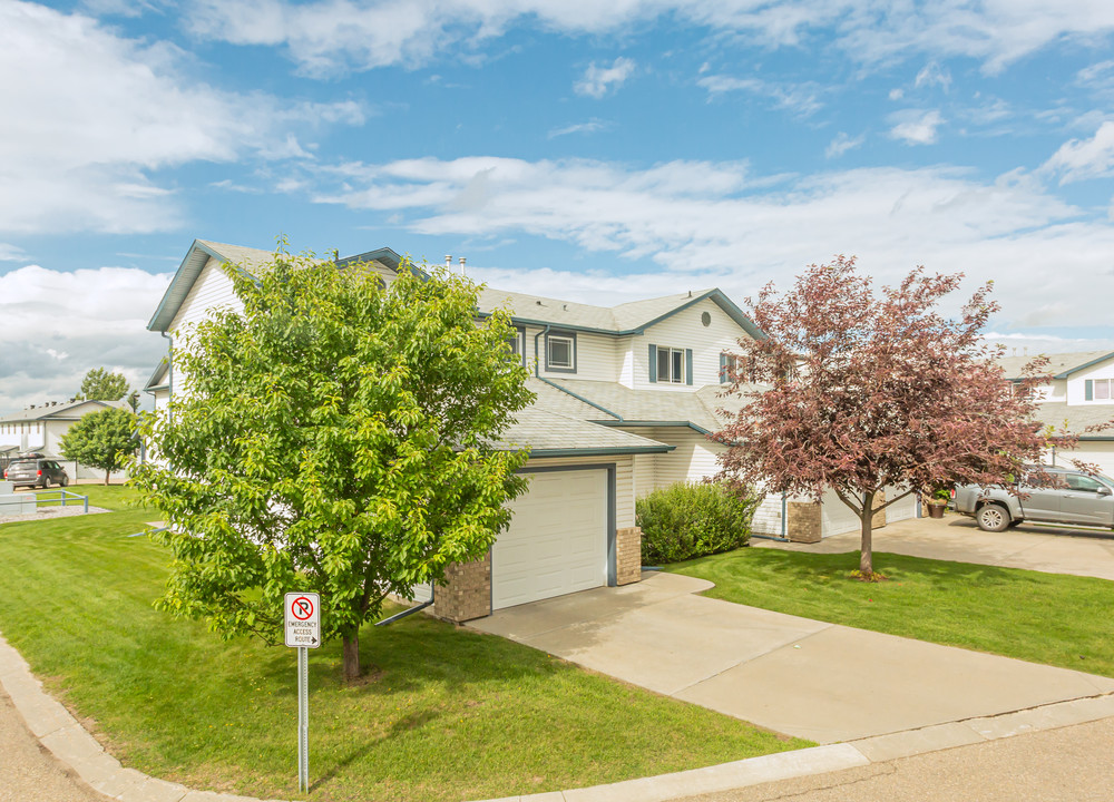 Heritage View in Edmonton, AB - Building Photo