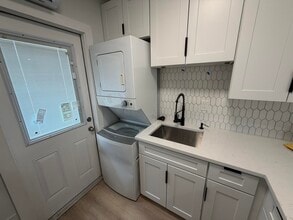 1077 NE 34th St in Oakland Park, FL - Building Photo - Building Photo