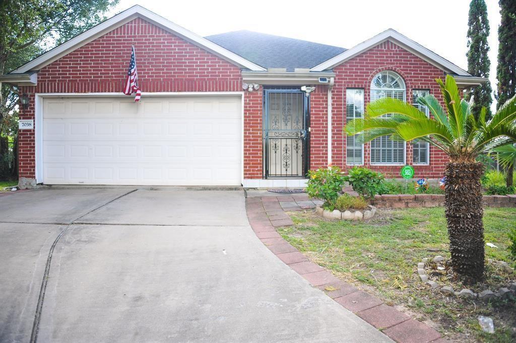 7038 Leaders Crossing Dr in Houston, TX - Building Photo